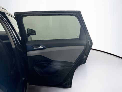 Used 2024 Volkswagen Taos SE image 30
