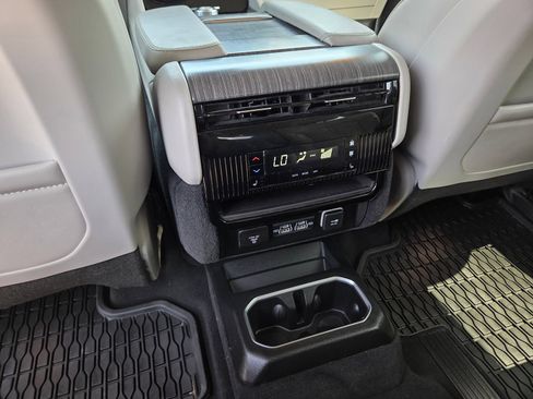 Used 2024 Jeep Wagoneer Series III AWD/4WD image 19