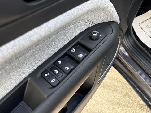 Used 2024 Jeep Compass Latitude w/ Convenience Group image 16