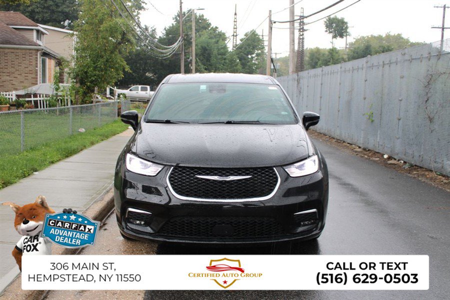 Used 2025 Chrysler Pacifica Select FWD image 2
