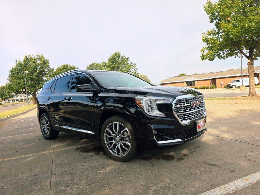 Used 2024 GMC Terrain Denali w/ Denali Premium Package AWD/4WD image 10