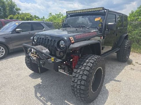 Used 2011 Jeep Wrangler Unlimited Rubicon w/ Connectivity Group AWD/4WD image 3
