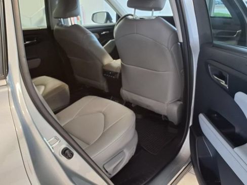 Used 2024 Toyota Highlander XLE AWD/4WD image 31