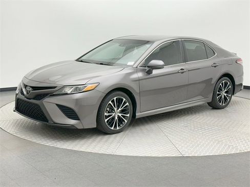 Used 2018 Toyota Camry LE image 1