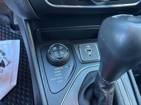 Used 2019 Jeep Cherokee Trailhawk w/ Cold Weather Group AWD/4WD image 22
