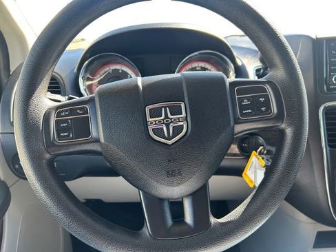 Used 2019 Dodge Grand Caravan SE w/ UConnect Hands-Free Group image 13