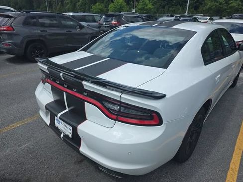 Used 2019 Dodge Charger SXT RWD image 2
