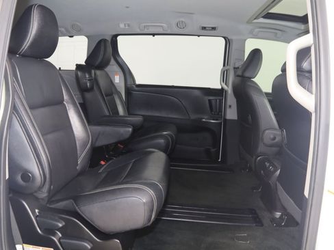 Used 2018 Toyota Sienna SE FWD image 13