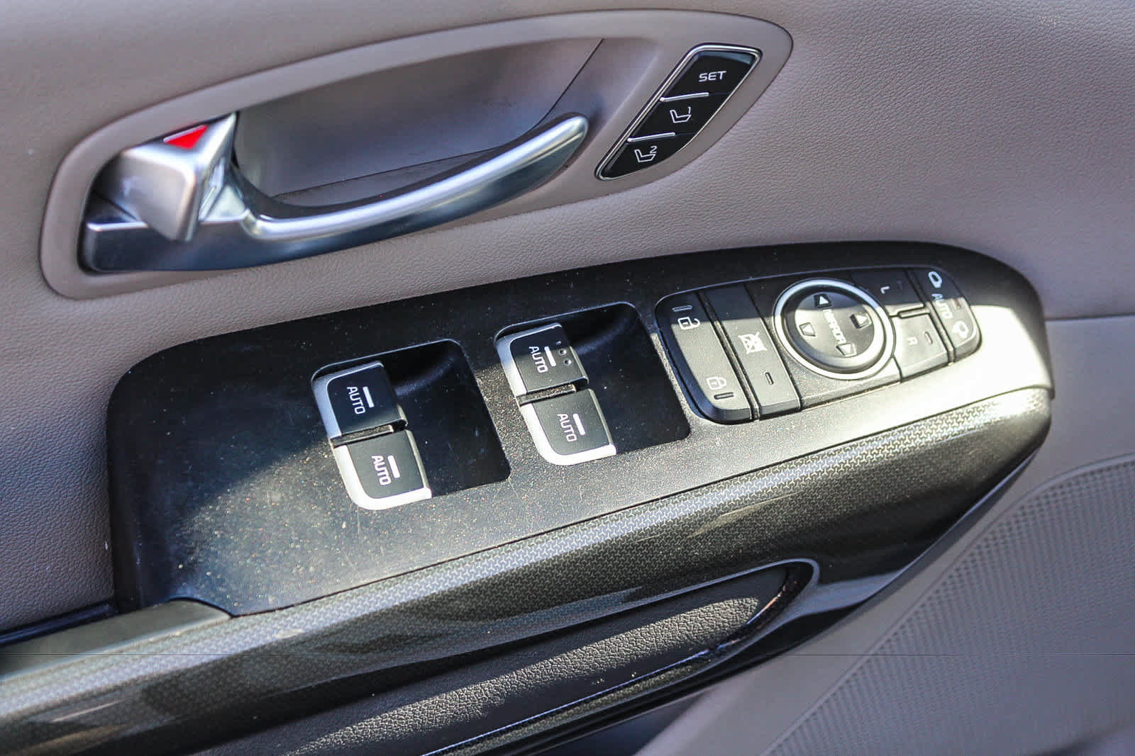 Used 2015 Kia Sedona SX FWD image 26