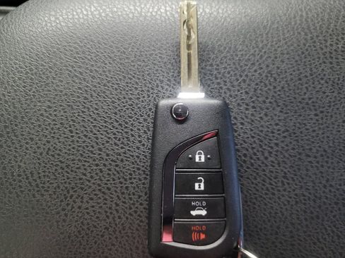 Used 2022 Toyota Camry LE image 32