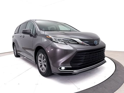 Used 2023 Toyota Sienna XLE w/ XLE Plus Package AWD/4WD image 14
