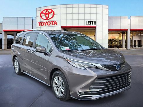 Certified 2021 Toyota Sienna Limited image 3