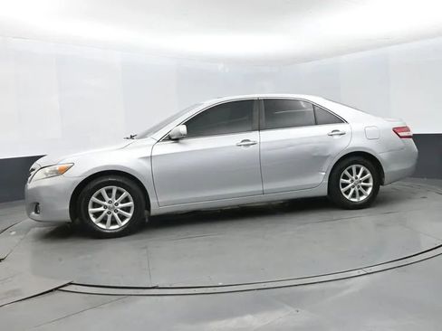 Used 2011 Toyota Camry XLE w/ SE/XLE Extra-Value Pkg image 5