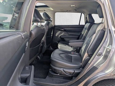 Used 2021 Toyota Highlander XLE image 18