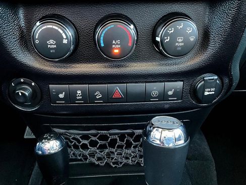 Used 2018 Jeep Wrangler Unlimited Sahara image 16