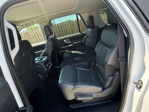 Used 2025 Ford Expedition Max Platinum AWD/4WD image 17