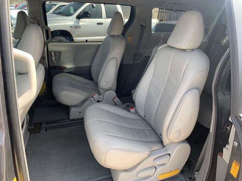 Used 2014 Toyota Sienna XLE FWD image 9