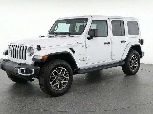 Used 2025 Jeep Wrangler Sahara image 3