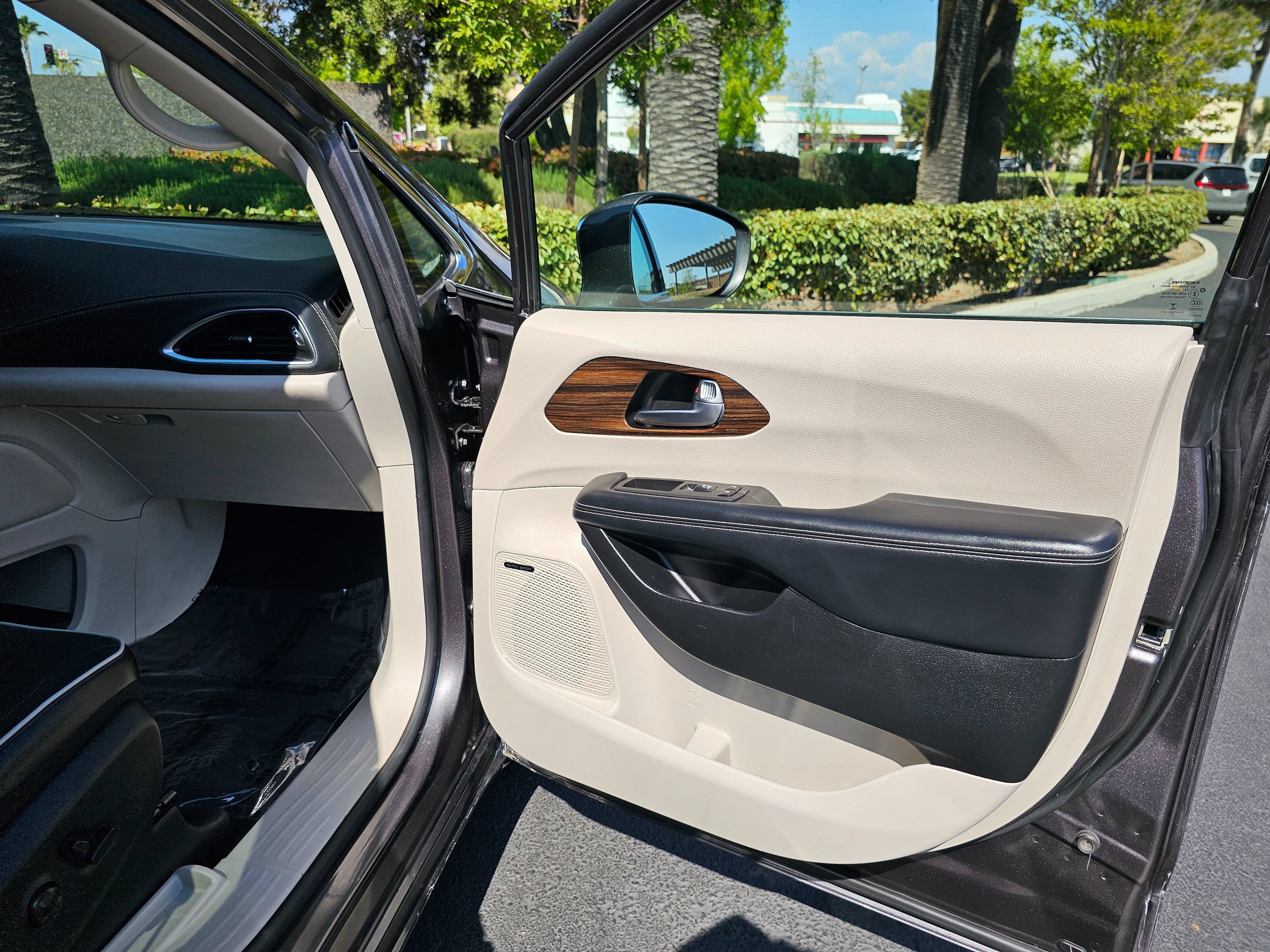 Used 2022 Chrysler Pacifica Limited FWD image 31