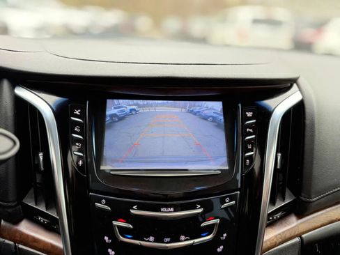Used 2015 Cadillac Escalade Premium image 19