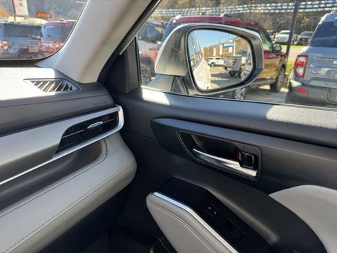 Used 2022 Toyota Highlander XLE image 26