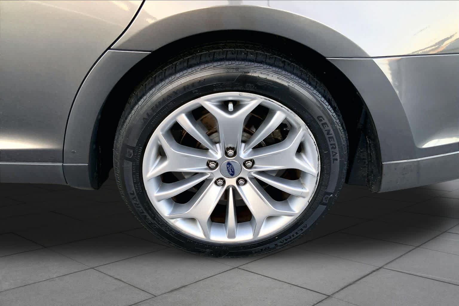 Used 2017 Ford Taurus Limited FWD image 10