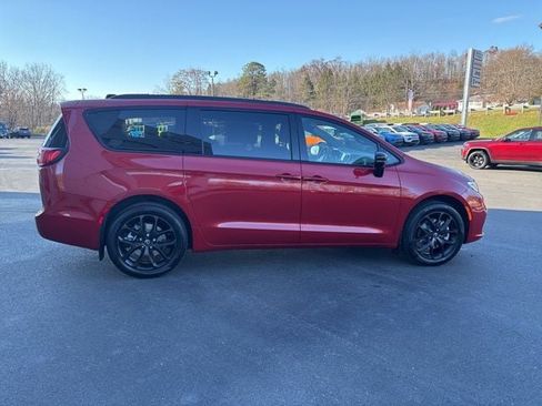 New 2026 Chrysler Pacifica Limited image 5