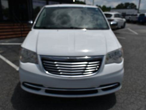 Used 2014 Chrysler Town & Country Touring-L w/ Driver Convenience Group FWD image 3
