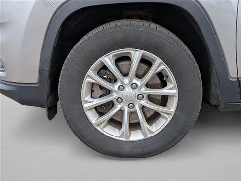 Used 2019 Jeep Cherokee Latitude w/ Popular Appearance Group image 11