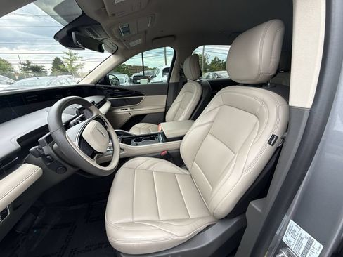 Used 2025 Lincoln Nautilus Premier AWD/4WD image 11