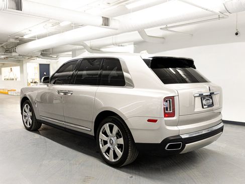 Used 2020 Rolls-Royce Cullinan image 3