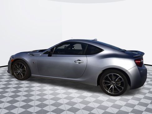Used 2018 Toyota 86 image 3