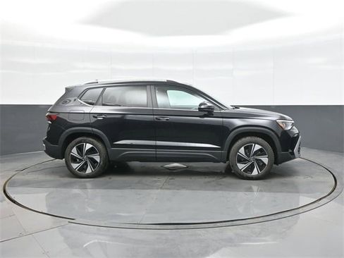 New 2026 Volkswagen Taos SE image 8