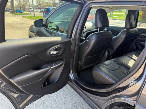 Used 2019 Jeep Cherokee Limited AWD/4WD image 12