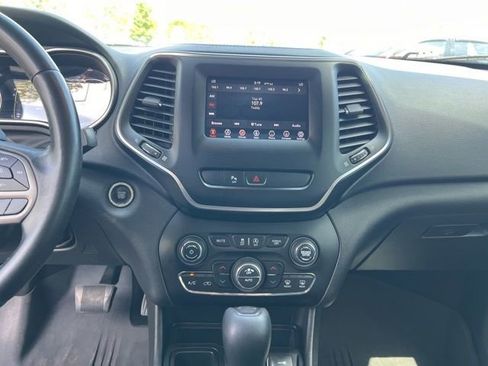 Used 2019 Jeep Cherokee Latitude Plus w/ Comfort/Convenience Group FWD image 16