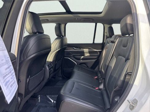 Used 2023 Jeep Grand Cherokee 4x4 image 17