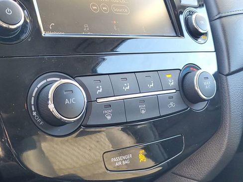 Used 2019 Nissan Rogue SV image 22