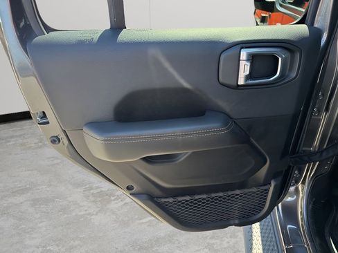 Used 2021 Jeep Gladiator Overland image 17