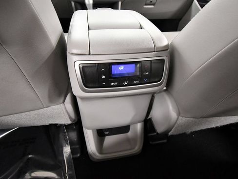 Used 2018 Toyota Highlander XLE AWD/4WD image 17