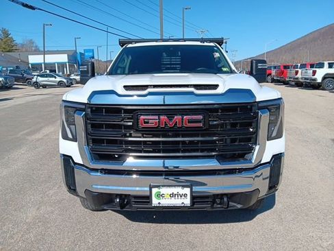 Used 2024 GMC Sierra 3500 Pro w/ Convenience Package image 2
