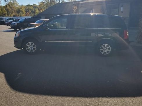 Used 2011 Chrysler Town & Country Touring FWD image 3