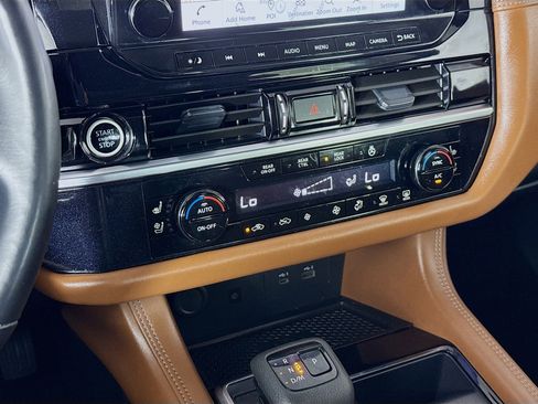 Used 2024 Nissan Pathfinder Platinum image 19