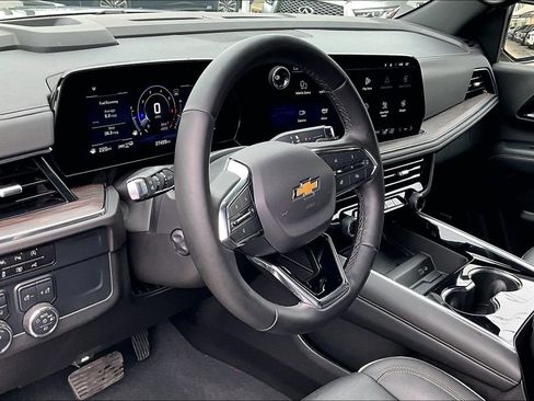 Used 2025 Chevrolet Suburban Premier AWD/4WD image 17
