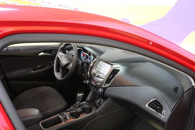 Used 2018 Chevrolet Cruze LT w/ LT Convenience Package FWD image 12