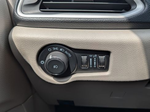 Used 2024 Chrysler Pacifica Limited FWD image 26