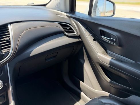 Used 2020 Chevrolet Trax LT w/ LT Convenience Package FWD image 22