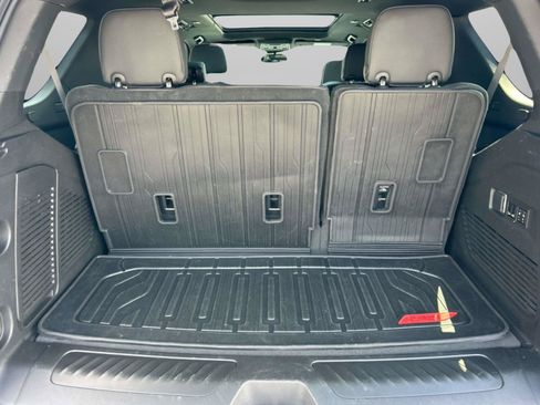 Used 2023 GMC Yukon SLT w/ SLT Luxury Package RWD image 9