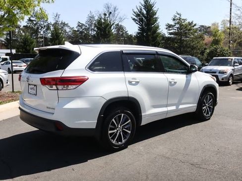 Used 2017 Toyota Highlander XLE image 10