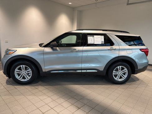 Used 2023 Ford Explorer XLT RWD image 2