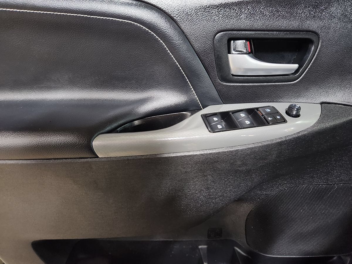 Used 2017 Toyota Sienna SE FWD image 41